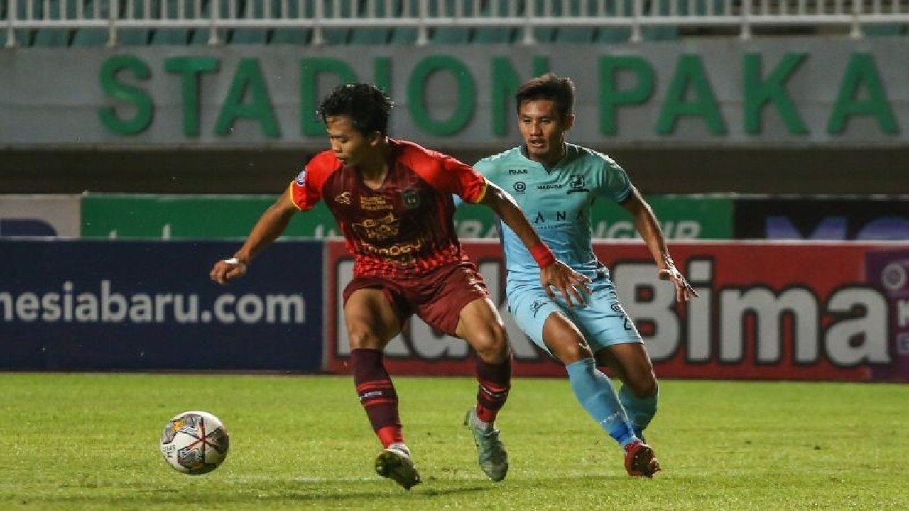 Pesepak bola Rans Nusantara FC Moh Edo (kiri) berebut bola dengan pesepak bola Madura United Guntur Ariyadi (kanan) pada pertandingan BRI Liga 1 di Stadion Pakansari, Kabupaten Bogor, Jawa Barat, Kamis (13/4/2023). ANTARA FOTO/ASPRILLA DWI ADHA/hp.