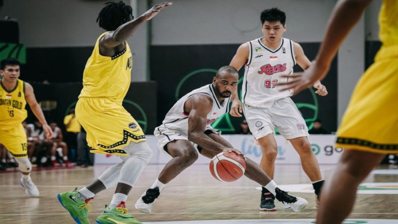 Pemain RANS PIK Basketball Akeem Scott beraksi dalam laga lanjutan IBL Tokopedia 2023 Seri 5 melawan Mountain Gold di Semarang, Minggu (12/3/2023). (ANTARA/HO-IBL)
