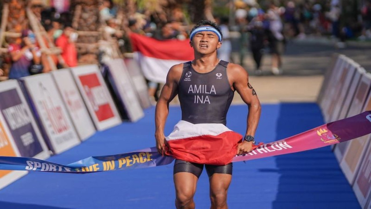 Rashif Amila Yaqin menyentuh garis finis pertama pada nomor aquatlon putra pada SEA Games XXXII/2023 Kamboja di Kep, Sabtu (6/5/2023). (ANTARA/HO-KOI)