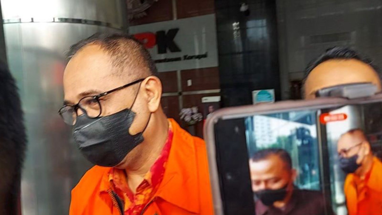 Mantan pejabat Direktorat Jenderal (Ditjen) Pajak Rafael Alun Trisambodo dikawal petugas menuju Rutan KPK usai menjalani pemeriksaan perdana sebagai tersangka kasus dugaan penerimaan gratifikasi di Gedung Merah Putih KPK, Jakarta Selatan, Senin (10/4/2023). ANTARA/Fianda Sjofjan Rassat