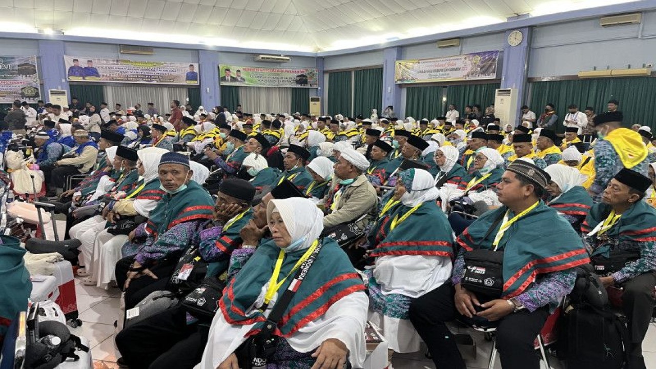 Ratusan calon haji kloter 1 Embarkasi Hang Nadim Batam, Kepri siap diberangkatkan menuju Tanah Suci, Rabu (24/5/2023) (ANTARA/Jessica)