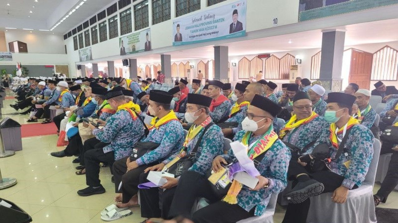Ratusan jamaah calon haji (JCH) Indonesia kloter pertama yang mengikuti acara penerimaan JCH di Embarkasi Jakarta yang bertempat di Asrama Haji Pondok Gede, Jakarta, Selasa (23/5/23). (ANTARA/Sean Filo Muhamad)