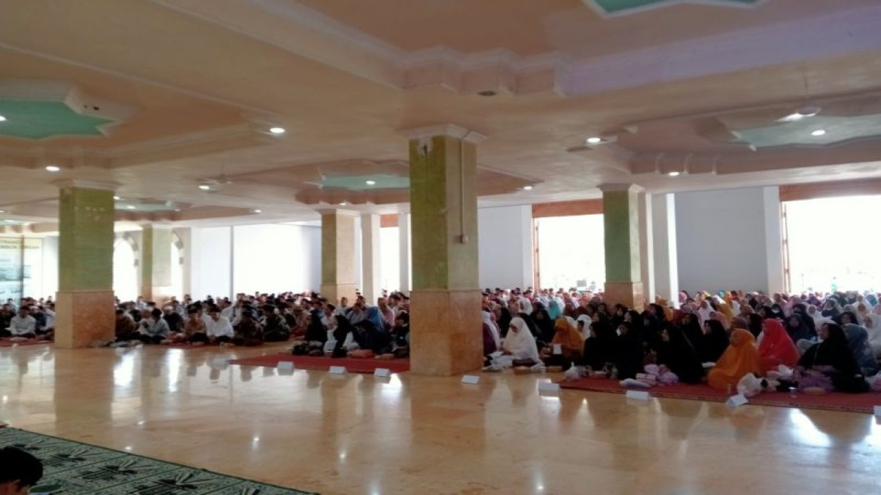 JCH di Kabupaten Lombok Tengah, Nusa Tenggara Barat saat mengikuti manasik haji di Masjid Agung Praya, Senin (8/5/2023) (ANTARA/Akhyar)