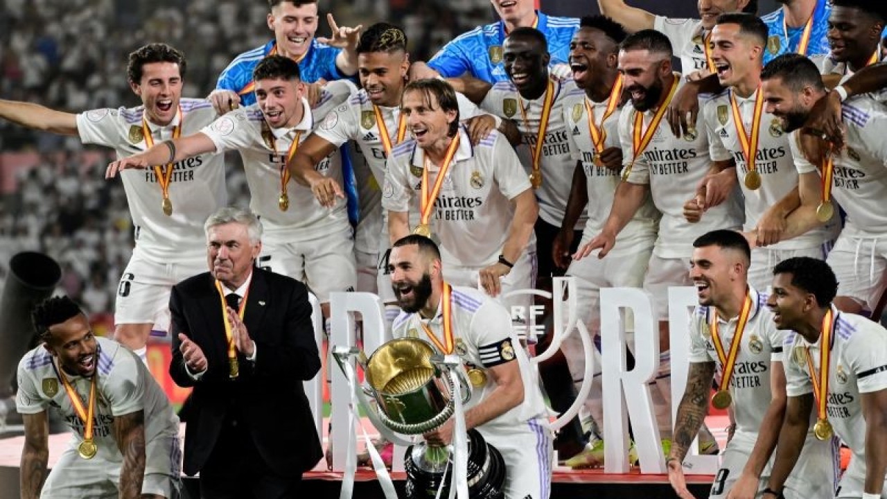Karim Benzema (tengah) dan pelatih Carlo Ancelotti (kedua kiri) merayakan kemenangan Real Madrid saat menjuarai Copa del Rey (Piala Raja) setelah mengalahkan Osasuna di La Cartuja pada 7 Mei 2023. ANTARA/AFP/ANDER GILLENEA
