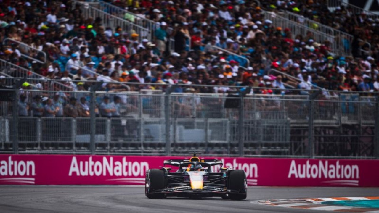 Arsip - Pebalap tim Red Bull Max Verstappen menjalani balapan Grand Prix Miami, Miami International Autodrome, Florida. (7/5/2023) (AFP/RUDY CAREZZEVOLI)