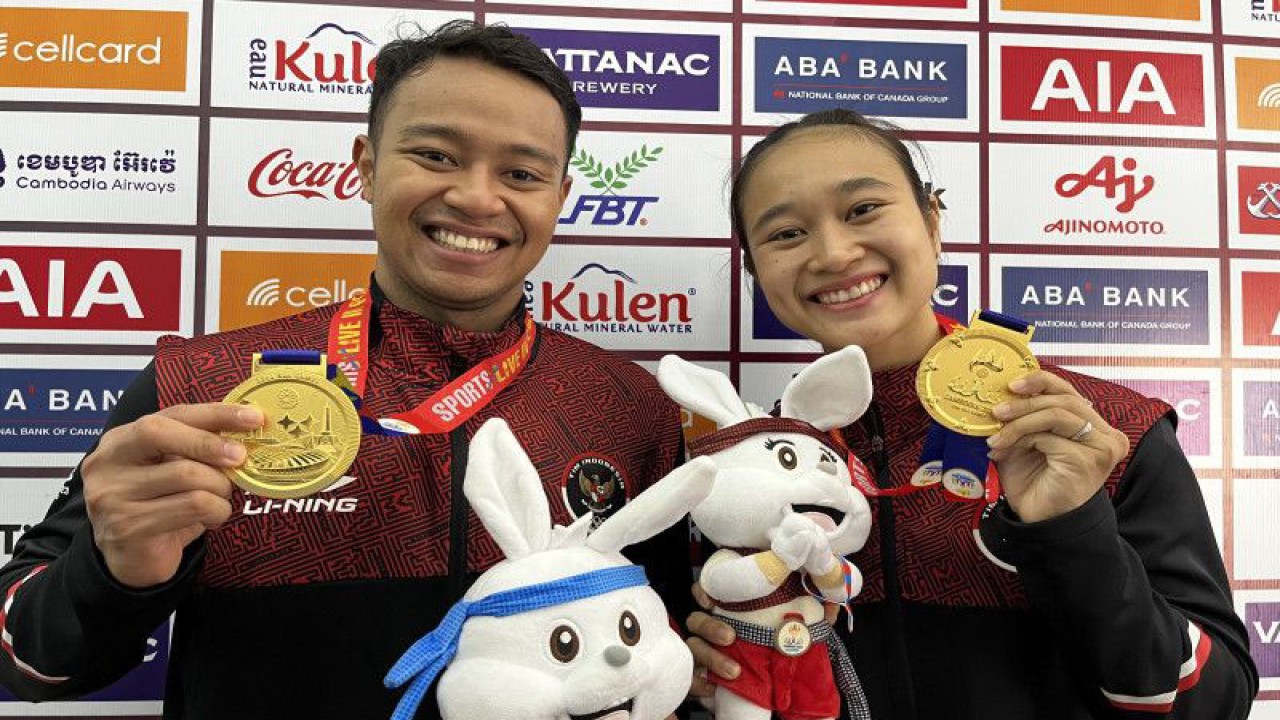 Pasangan ganda campuran Indonesia Rehan Naufal Kusharjanto/Lisa Ayu Kusumawati berpose dengan medali emas pertama mereka di SEA Games 2023 Kamboja, Selasa (16/5/2023). (ANTARA/Arnidhya Nur Zhafira)