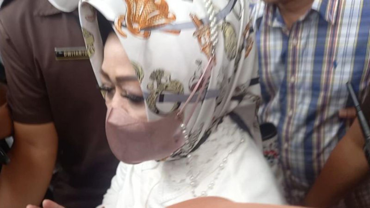 Kepala Dinas Kesehatan Provinsi Lampung Reihana penuhi undangan Komisi Pemberantasan Korupsi (KPK) untuk memberikan klarifikasi soal LHKPN-nya, Senin (8/5/2023). ANTARA/Fianda Sjofjan Rassat