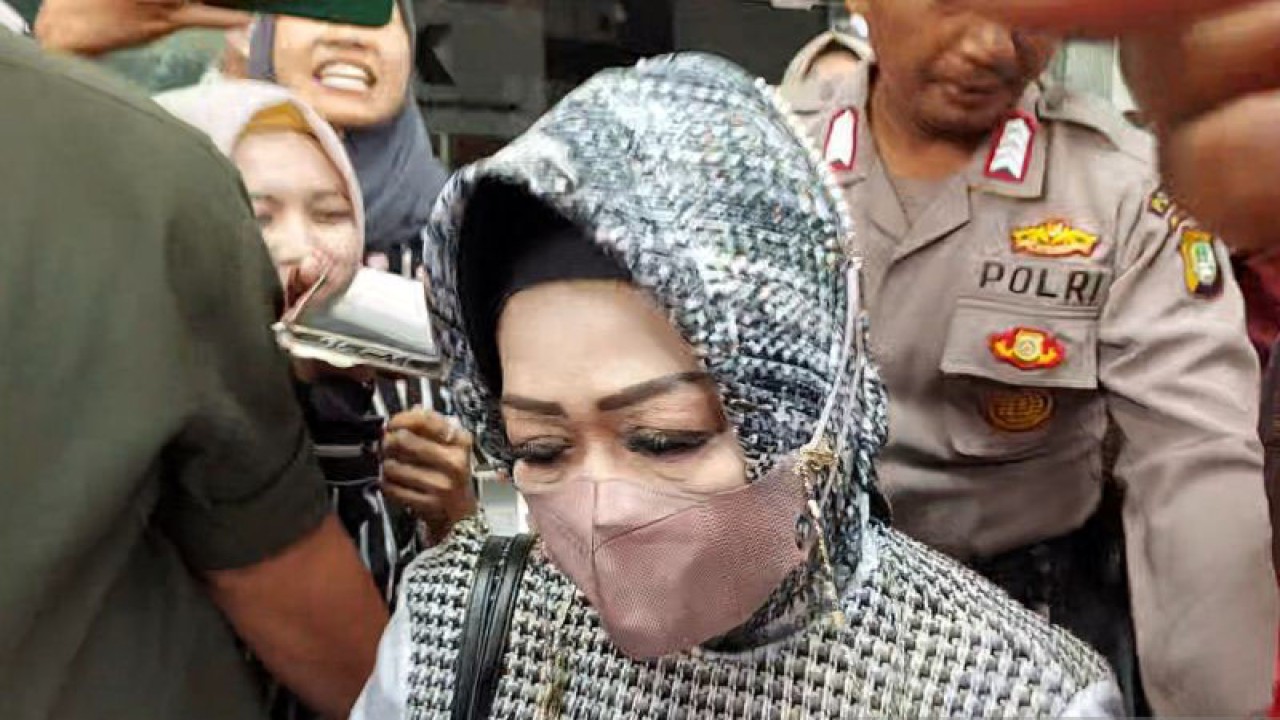 Kepala Dinas Kesehatan Provinsi Lampung Reihana irit bicara usai klarifikasi LHKPN miliknya di Gedung KPK, Jakarta, Senin (22/5/2023). (ANTARA/Fianda Sjofjan Rassat)