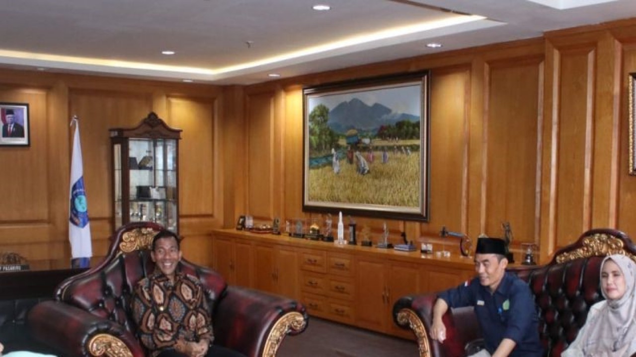 Pj Gubernur Kepulauan Babel Suganda Pandapotan Pasaribu saat menerima kunjungan Rektor Universitas Muhammadiyah  Fadillah Sabri, ST, M.Eng beserta rombongan di Pangkalpinang, Jumat. (12/5/2023). (FOTO ANTARA/Humas-Unmuh Babel)