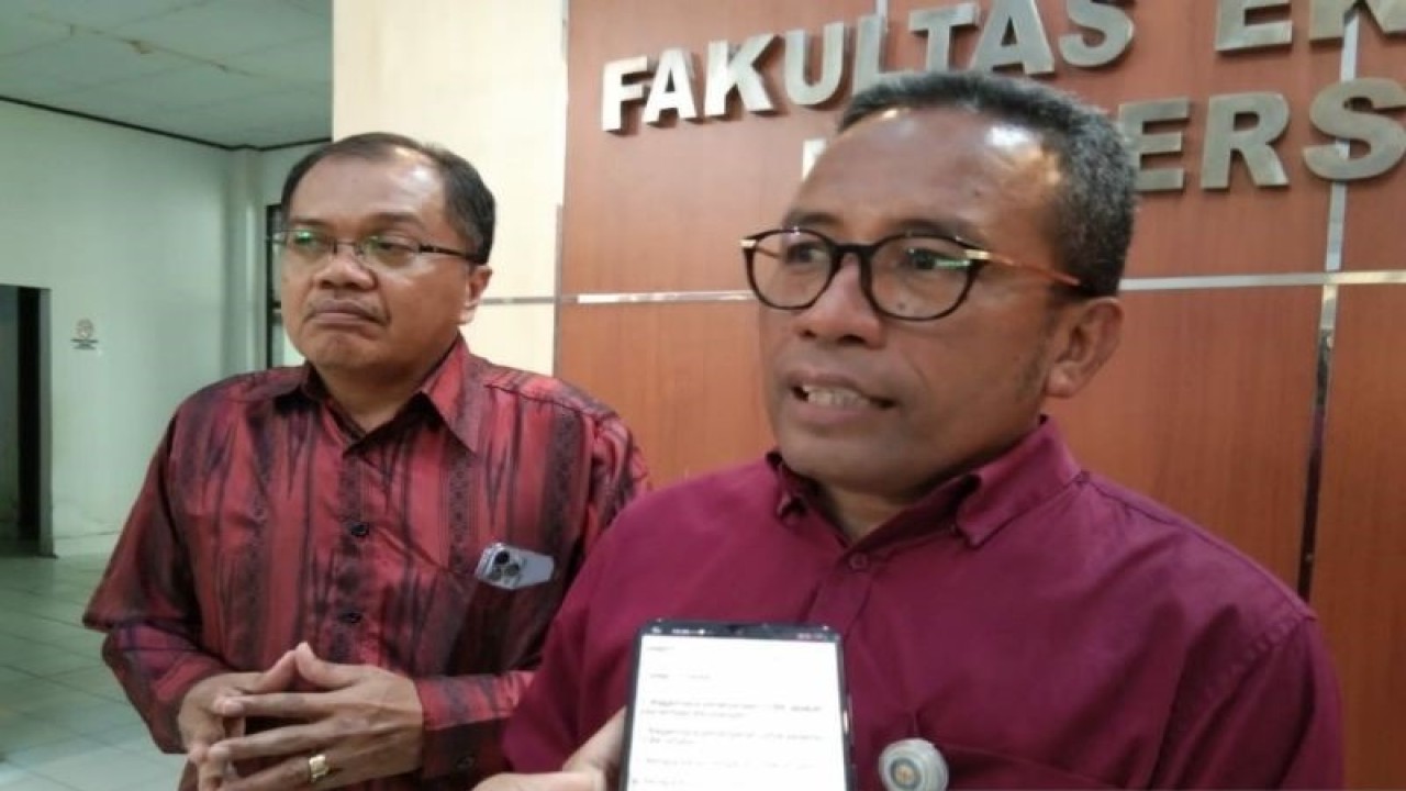 Rektor UHO Prof. Muhammad Zamrun Firihu di Kendari, Rabu (10/5/2023). (ANTARA/Harianto)