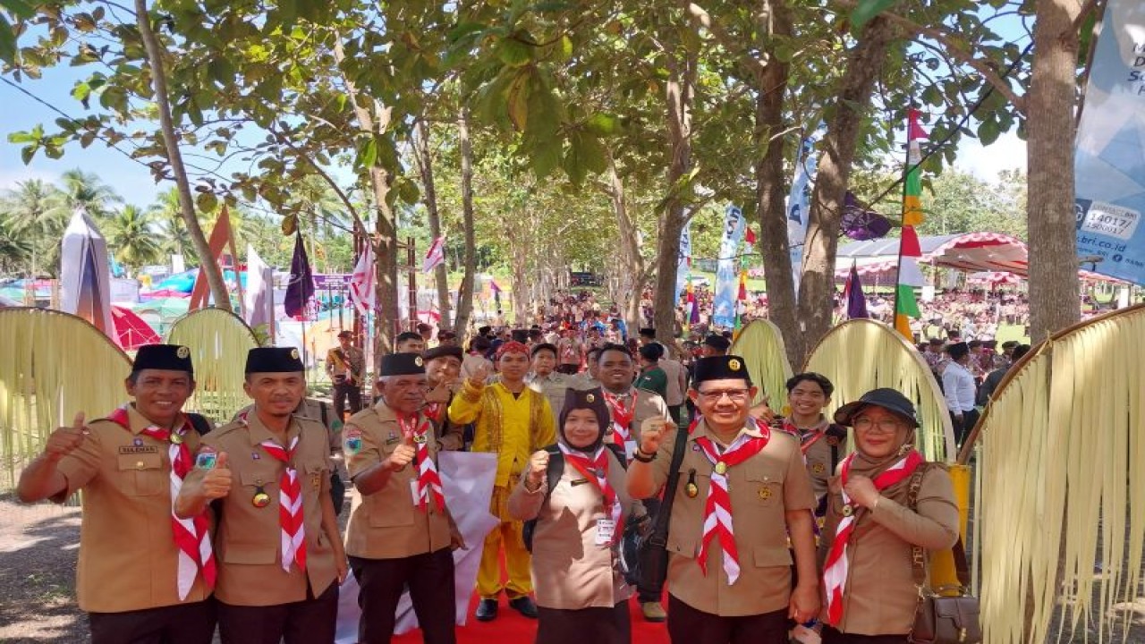 Rektor UIN Palu Prof Sagaf S Pettalongi dan Ketua Dharma Wanita UIN Palu Andi Dara Dewi bersama pimpinan dan rombongan Kontingen UIN Palu pada PWN XVI di Kampus II IAIN Gorontalo, Senin (22/5/2023). (ANTARA/Muhammad Hajiji)