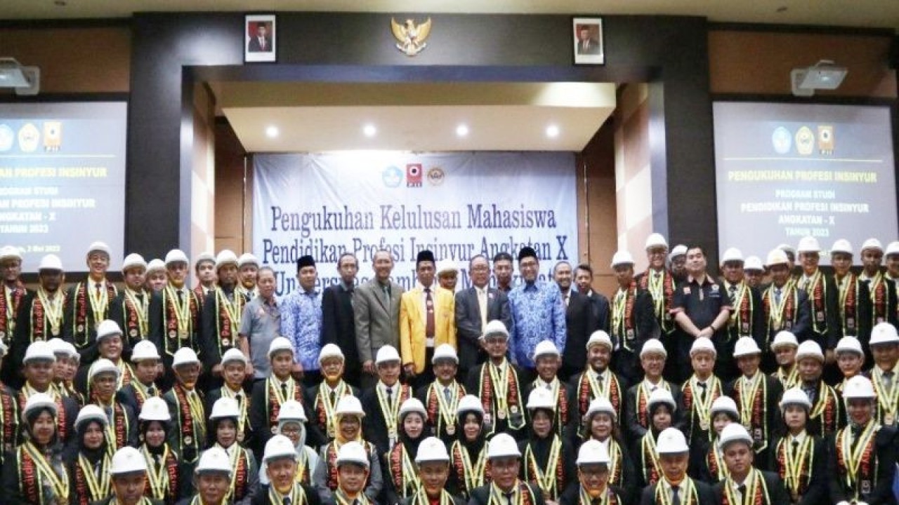 Rektor ULM Prof Ahmad Alim Bachri bersama para insinyur angkatan X yang dikukuhkan.. (ANTARA/Firman)