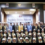 Rektor ULM Prof Ahmad Alim Bachri bersama para insinyur angkatan X yang dikukuhkan.. (ANTARA/Firman)-1683175037