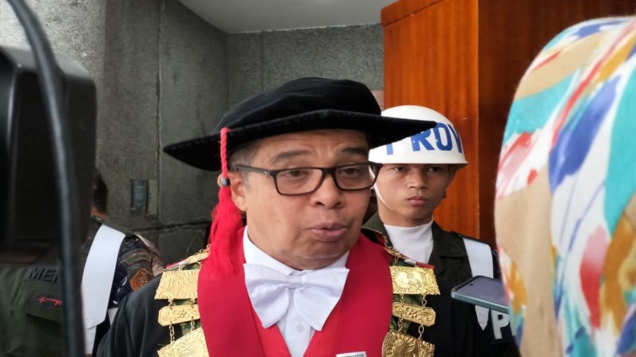 Rektor Universitas Andalas Prof Yuliandri saat diwawancarai awak media massa di Padang, Sumatera Barat, Senin (15/5/2023). ANTARA/Muhammad Zulfikar.