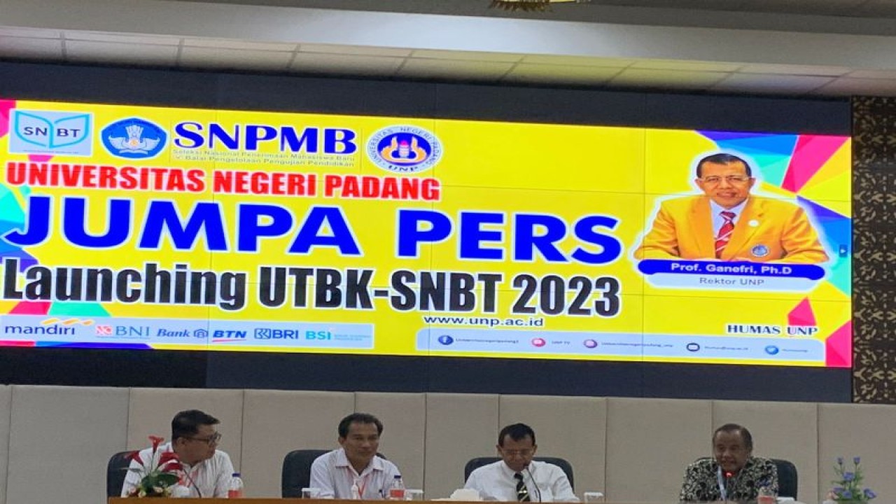 Rektor Universitas Negeri Padang (UNP) Prof Ganefri (dua dari kanan) saat jumpa pers di Padang, Senin (ANTARA/Mario Sofia N)