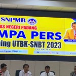 Rektor Universitas Negeri Padang (UNP) Prof Ganefri (dua dari kanan) saat jumpa pers di Padang, Senin (ANTARA/Mario Sofia N)-1683546524