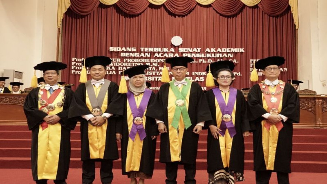 Rektor UNS dengan guru besar yang dikukuhkan di Kampus UNS Surakarta, Selasa (23/5/2023). ANTARA/HO-Humas UNS