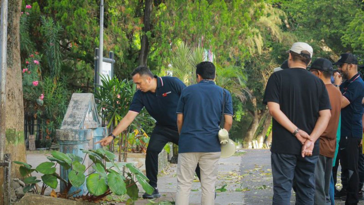 Pj Wali Kota Sabang Reza Fahlevi melihat kawasan kota Tua (ANTARA/HO)