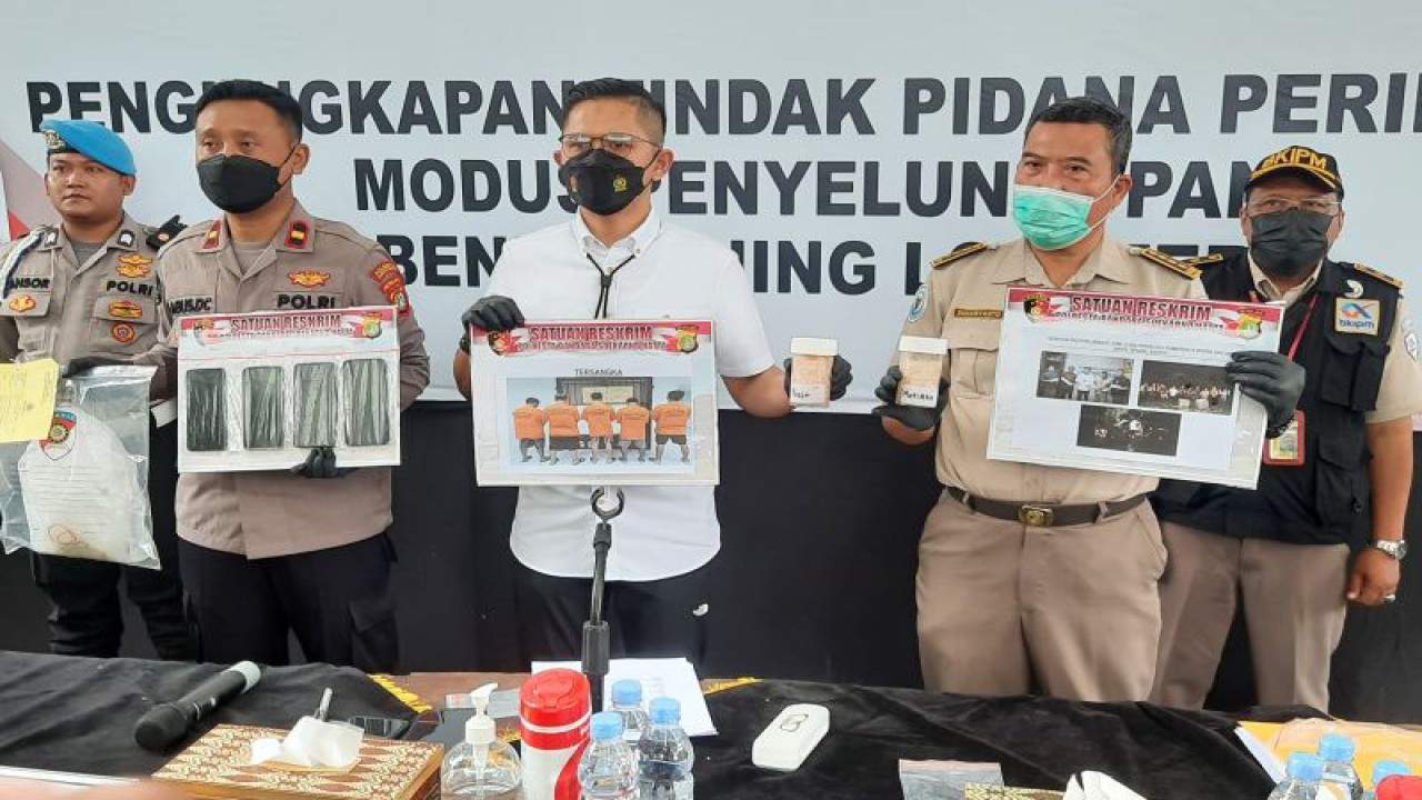 Kasatreskrim Polresta Bandara Soetta Kompol Reza Fahlevi menunjukan barang bukti hasil ungkap kasus penyelundupan benih lobster. (ANTARA/Azmi Samsul Maarif)