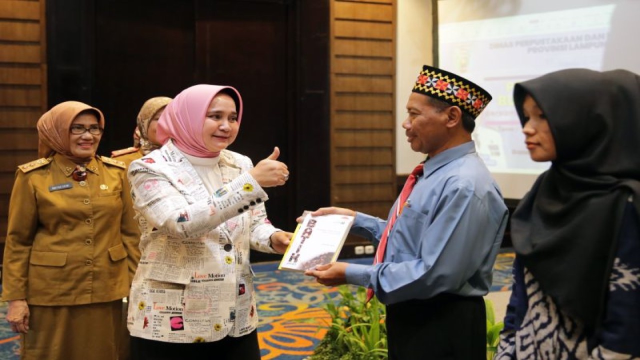 Bunda Literasi Provinsi Lampung Riana Sari saat menghadiri acara Pengembangan Budaya Membaca Tahun 2023 bersama Penggiat Literasi. ANTARA/HO-Pemprov Lampung.