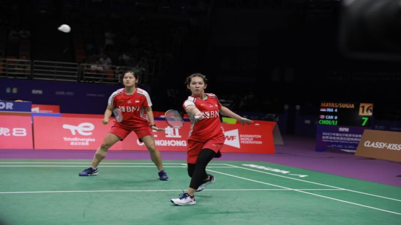 Ganda putri Ribka Sugiarto/Lanny Tria Mayasari mengemas kemenangan kelima bagi timnas bulu tangkis Indonesia atas Kanada pada babak penyisihan Grup B Piala Sudirman 2023 di Suzhou, China, Senin. (ANTARA/HO-PP PBSI)