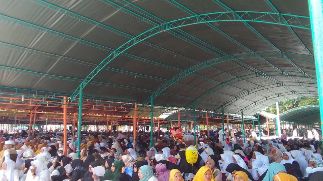 Ribuan umat muslim dari berbagai daerah di penjuru Tanah Air menghadiri haul pendiri Alkhairaat Habib Sayyid Idrus Bin Salim Aljufrie atau Guru Tua di Kawasan Wisata Religi Kompleks Alkhairaat, Kota Palu, Sulawesi Tengah, Rabu.  (ANTARA/Nur Amalia Amir)