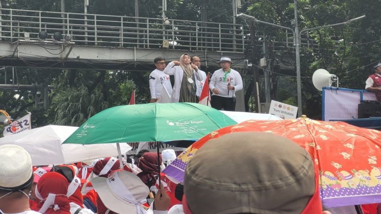 Kegiatan Aksi Nasional Stop RUU Kesehatan yang diadakan di kawasan Patung Kuda, Jakarta, Senin (8/5/2023). Aksi ini dihadiri oleh sejumlah aliansi tenaga kesehatan seperti Ikatan Dokter Indonesia (IDI), Persatuan Perawat Nasional Indonesia (PPNI), Ikatan Bidan Indonesia (IBI), Persatuan Dokter Gigi Indonesia (PDGI), dan Ikatan Apoteker Indonesia (IAI). (ANTARA/Sean Filo Muhamad)