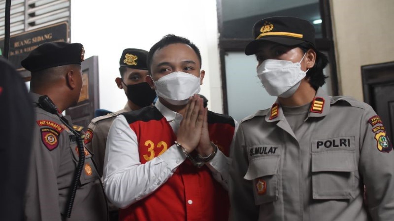 Terdakwa Ricky Rizal (tengah) dikawal menuju mobil tahanan usai menjalani sidang pembacaan vonis kasus pembunuhan berencana terhadap Brigadir Nopriansyah Yosua Hutabarat di Pengadilan Negeri Jakarta Selatan, Jakarta, Selasa (14/2/2023). Majelis hakim memvonis terdakwa Ricky Rizal dengan hukuman 13 tahun penjara. ANTARA FOTO/Indrianto Eko Suwarso/foc.