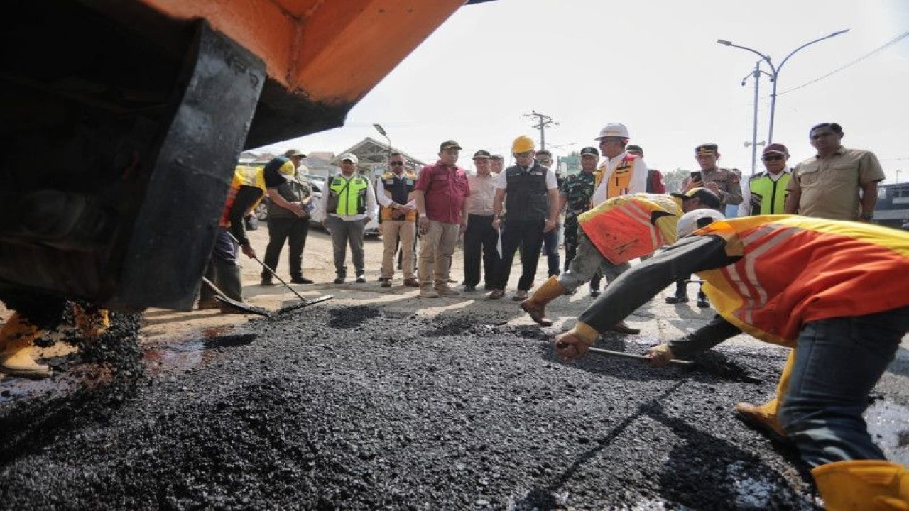 Gubernur Jawa Barat (Jabar) M Ridwan Kamil saat melakukan inspeksi pengaspalan jalan provinsi yang melintasi Desa Mekarsari di Kecamatan Ngamprah, Kabupaten Bandung Barat. ANTARA/HO-Humas Pemda Jawa Barat