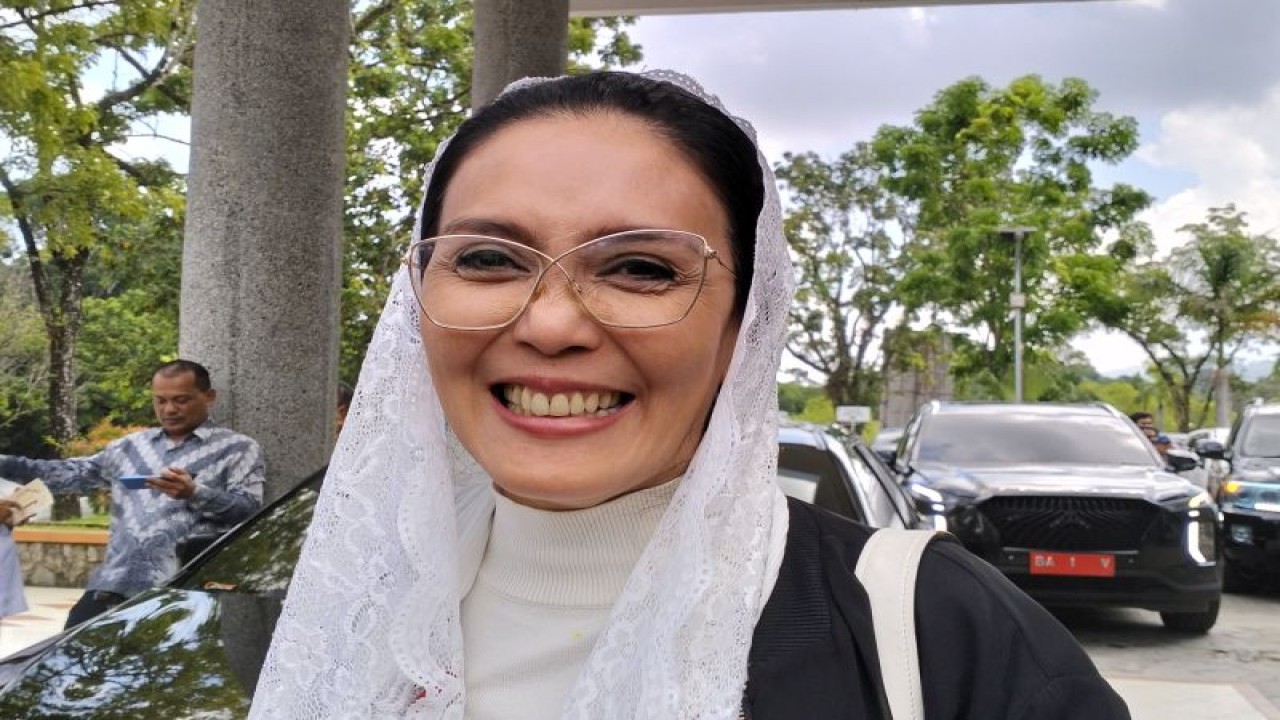 Anggota DPR RI Rieke Diah Pitaloka saat diwawancarai awak media massa di Padang, Senin, (15/5). ANTARA/Muhammad Zulfikar.