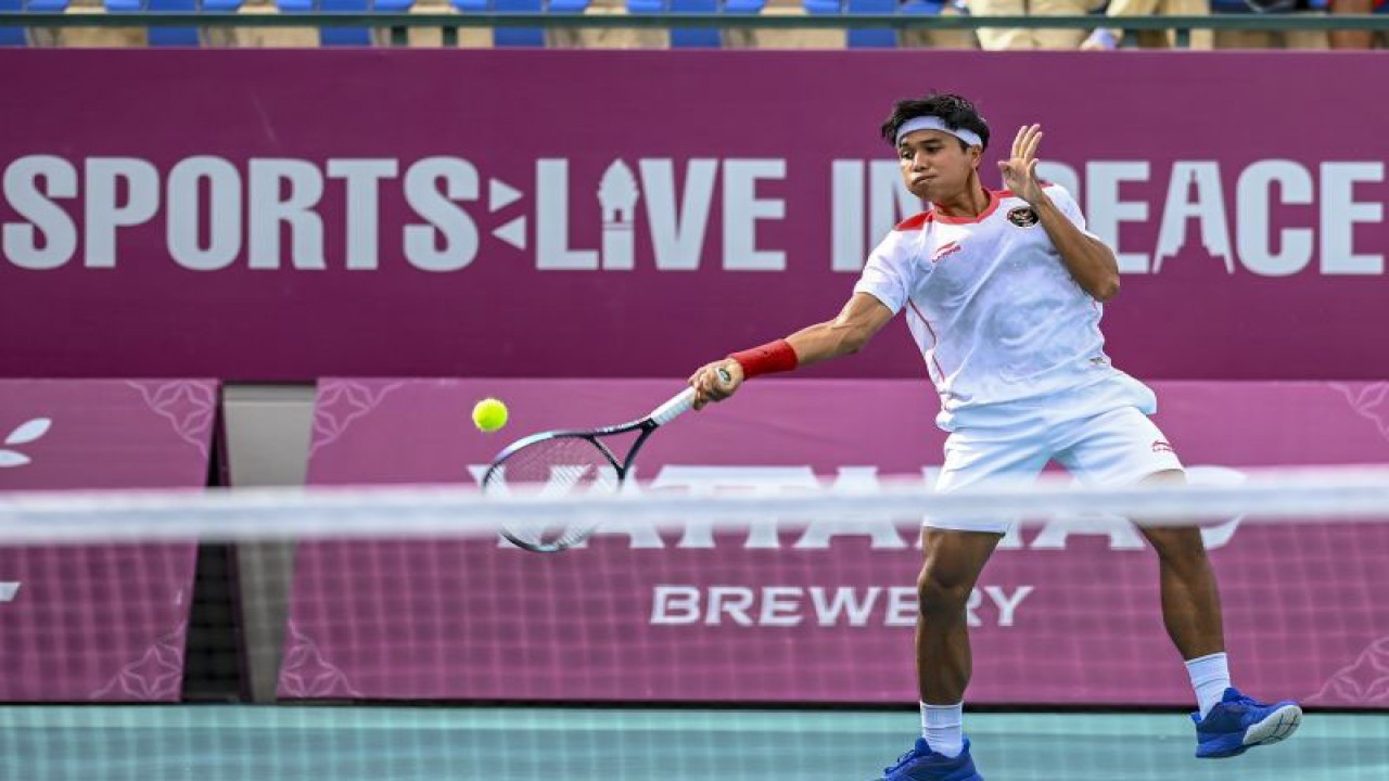Petenis Indonesia Muhammad Rifqi Fitriadi mengembalikan bola ke arah lawannya petenis Vietnam Hoang Nam Ly pada pertandingan babak final tenis tunggal putra SEA Games 2023 di Tennis Arena, Morodok Techo National Stadium, Phnom Penh, Kamboja, Minggu (14/5/2023). ANTARA FOTO/Muhammad Adimaja/nym.
