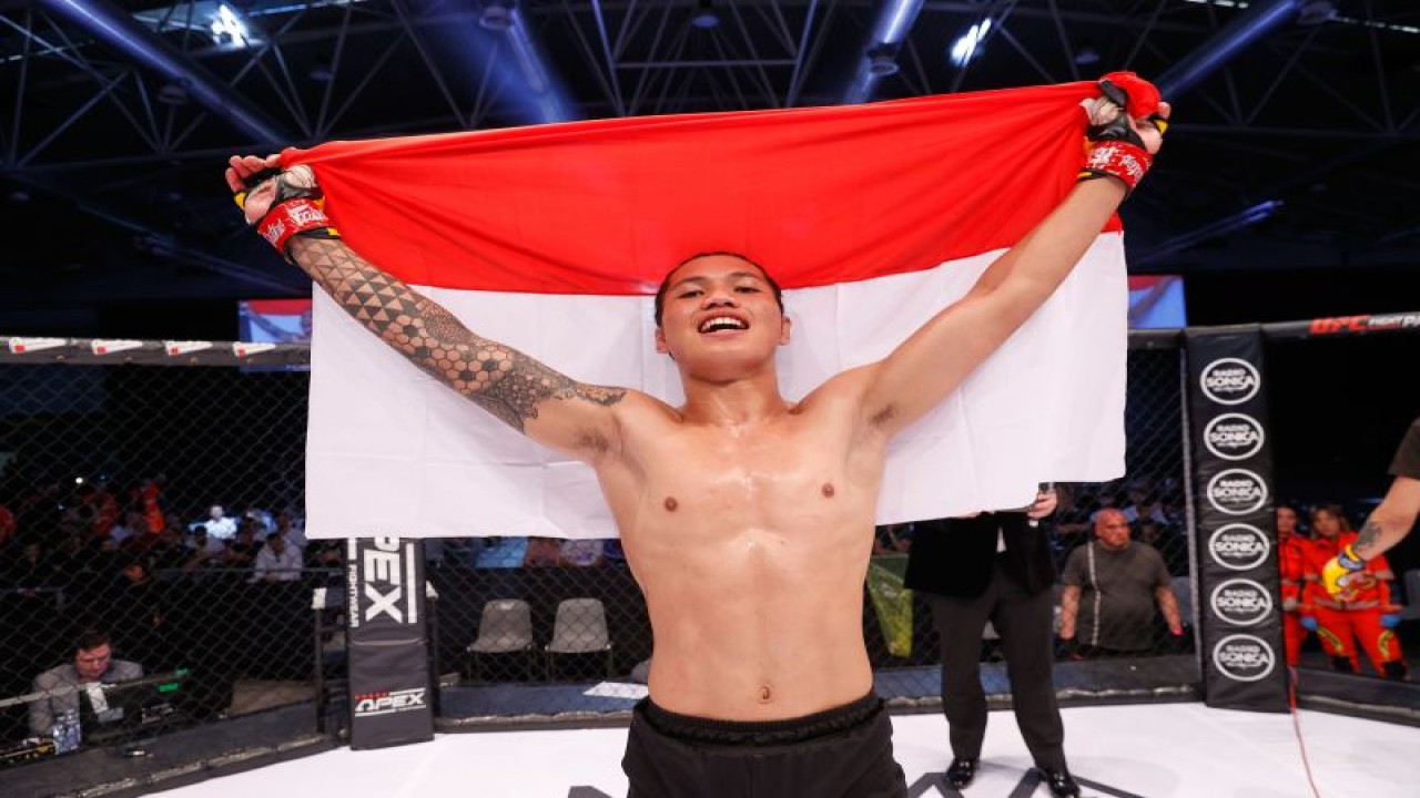 Petarung Indonesia Cornellius RJ Aritonang saat memenangkan pertandingan perdananya di Cage Warriors 154 di Roma, Italia. (ANTARA/HO/Mola/Dolly Clew for Cage Warrior 154)