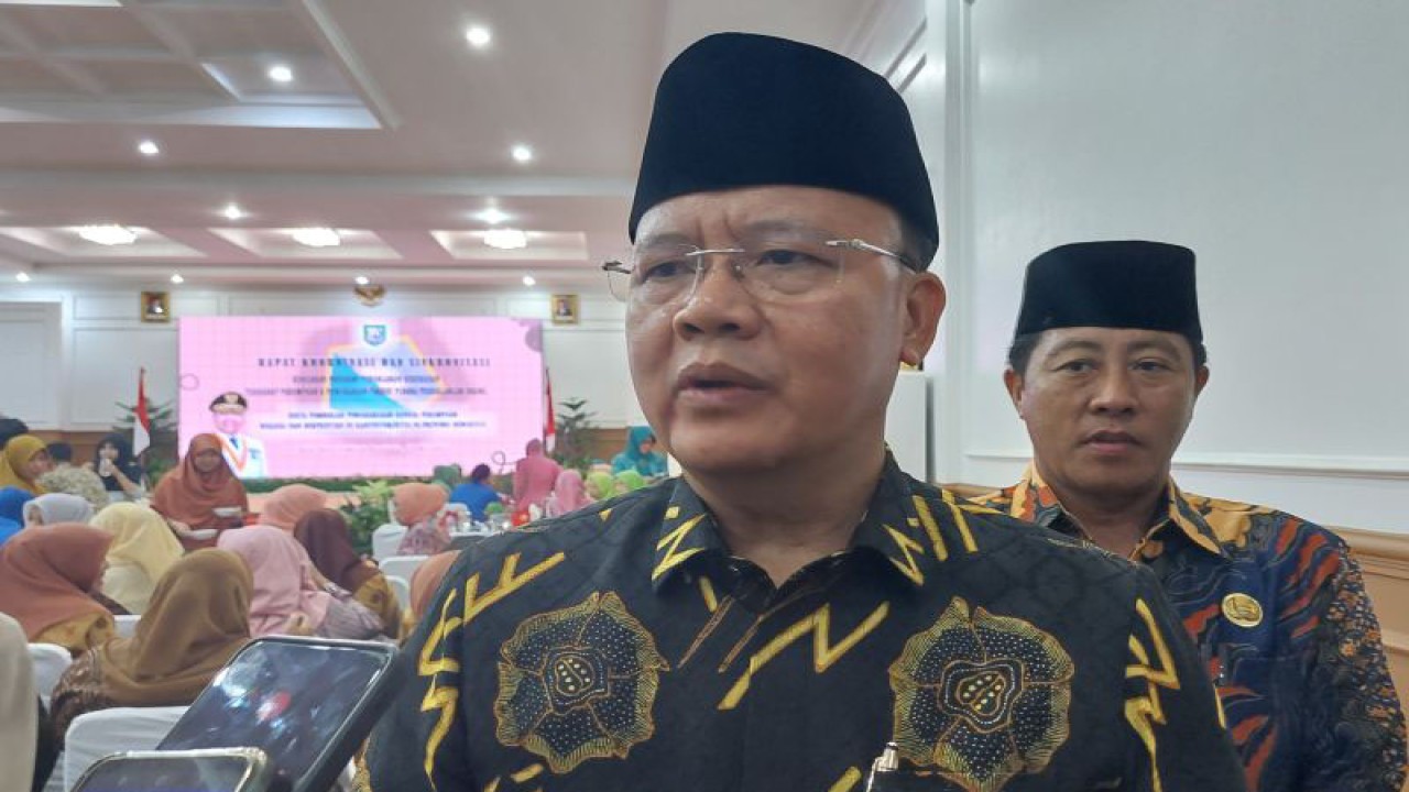 Gubernur Bengkulu Rohidin Mersyah di Bengkulu, Senin. (ANTARA/Boyke Ledy Watra)