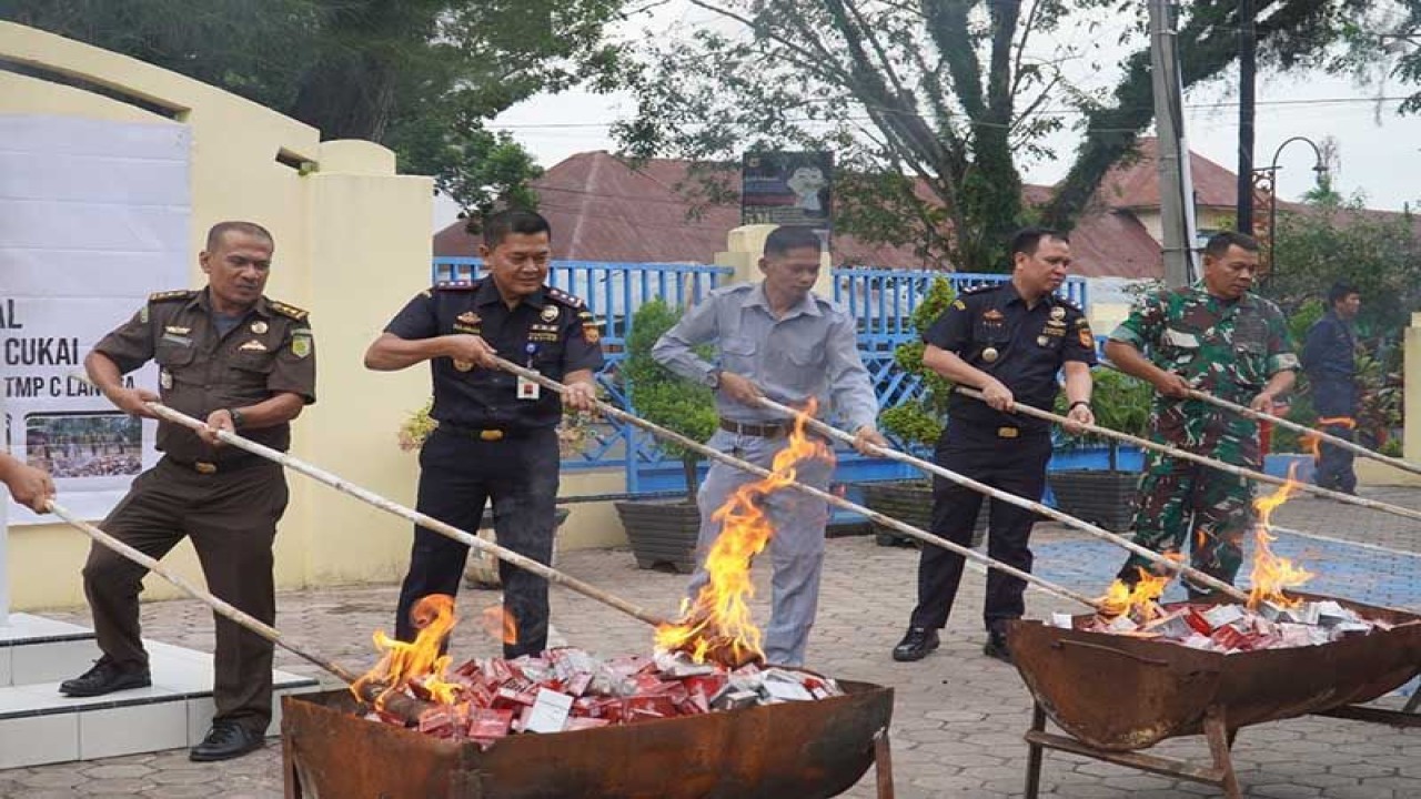 Bea Cukai Langsa, Aceh, memusnahkan ribuan batang rokok ilegal. ANTARA/HO/Dok Bea Cukai Langsa