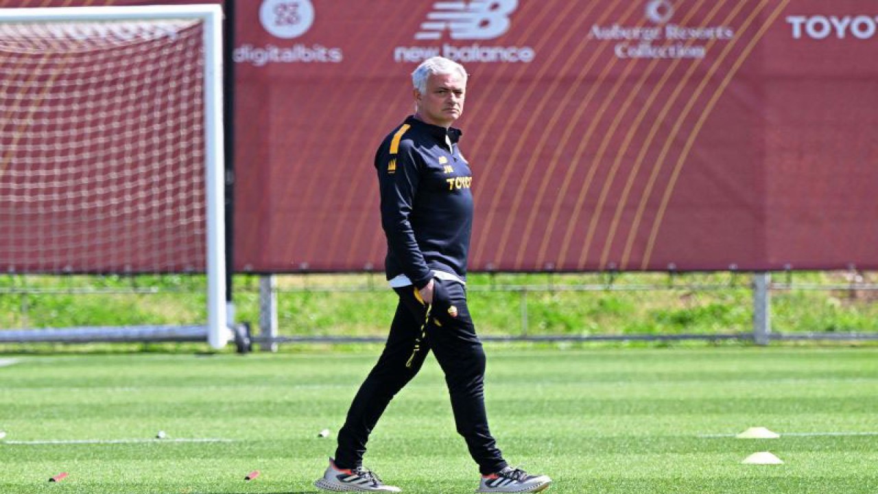 Pelatih AS Roma Jose Mourinho (kiri) memimpin para pemainnya berlatih, di Trigoria Training Ground, Roma, Italia, Rabu (19/4/2023). AS Roma akan menghadapi Feyenoord dalam laga leg kedua babak perempat final LIga  Europa pada Jumat dini hari besok. ANTARA FOTO/Reuters-Alberto Lingria/hp.