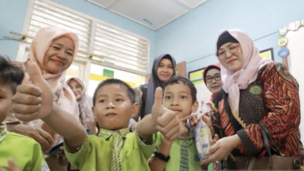 Bunda PAUD Bangka Barat, Provnsi Babel, Rosmala Sukirman (kanan) bercengkerama dengan anak-anak pada kunjungannya ke salah satu sekolah di Kecamatan Mentok, Rabu (31/5/2023). (FOTO ANTARA/HO-Diskominfo Bangka Barat)