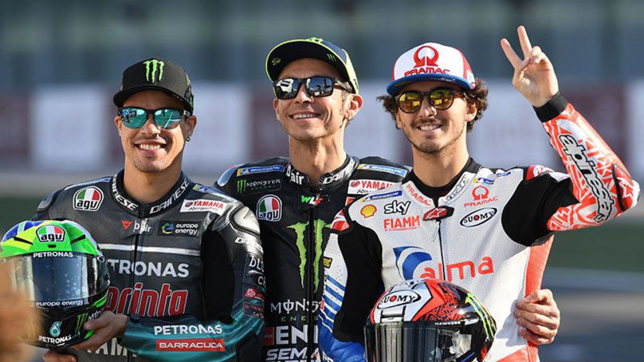 Arsip dari kiri ke kanan - Pebalap Petronas Yamaha SRT Franco Morbidelli, Yamaha MotoGP Valentino Rossi dan Alma Pramac Racing Francesco Bagnaia berpose di Doha, Qatar (7/3/2019). ANTARA/AFP/Giuseppe Cacace/aa. (AFP/GIUSEPPE CACACE)