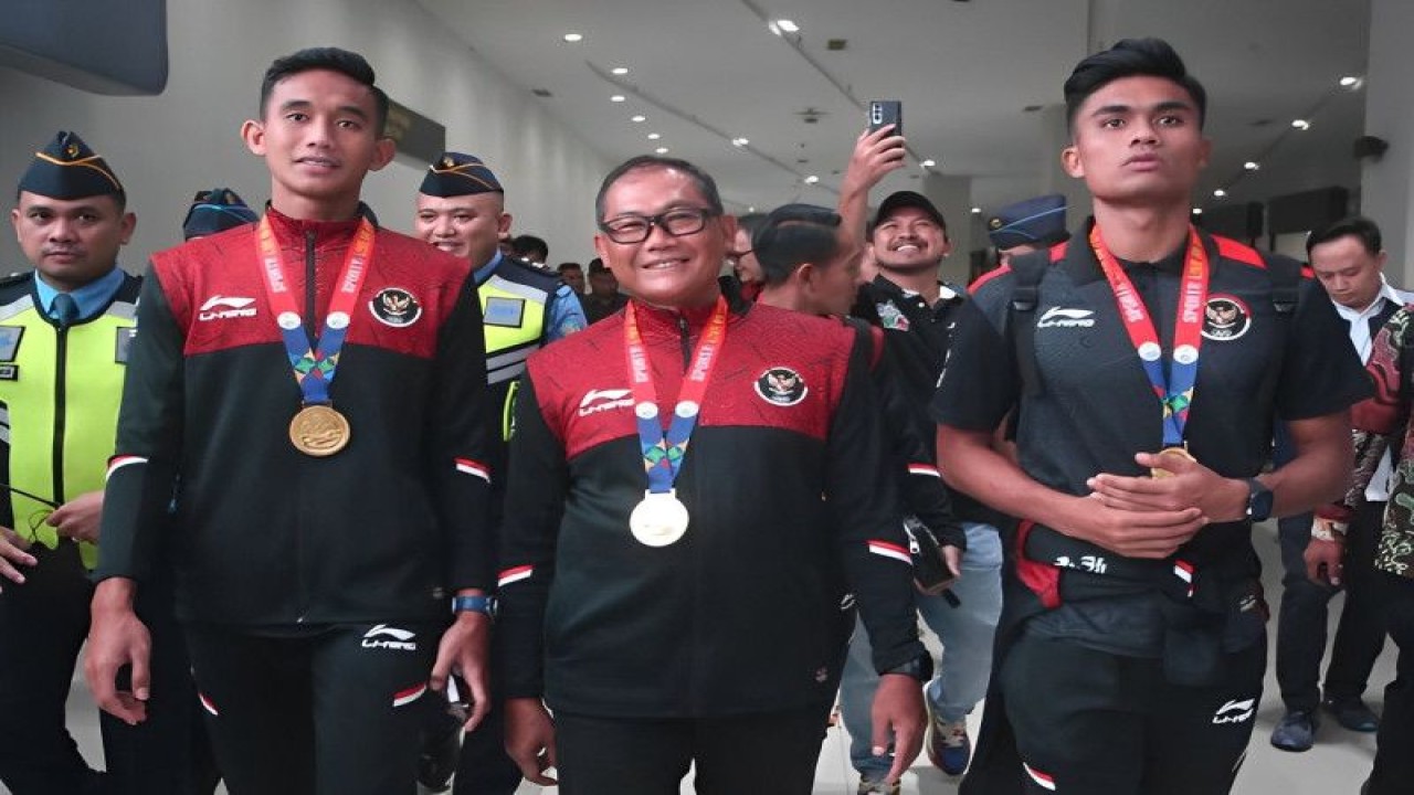 Manager Timnas Sumardji (tengah) besama Kapten Timnas Rizky Ridho (kiri) dan Ramadhan Sananta (kanan) berjalan keluar setibanya dari Kamboja di Terminal 3 Bandara Soekarno Hatta, Tangerang, Banten, Kamis (18/5/2023). (ANTARA FOTO/Muhammad Iqbal/hp.)