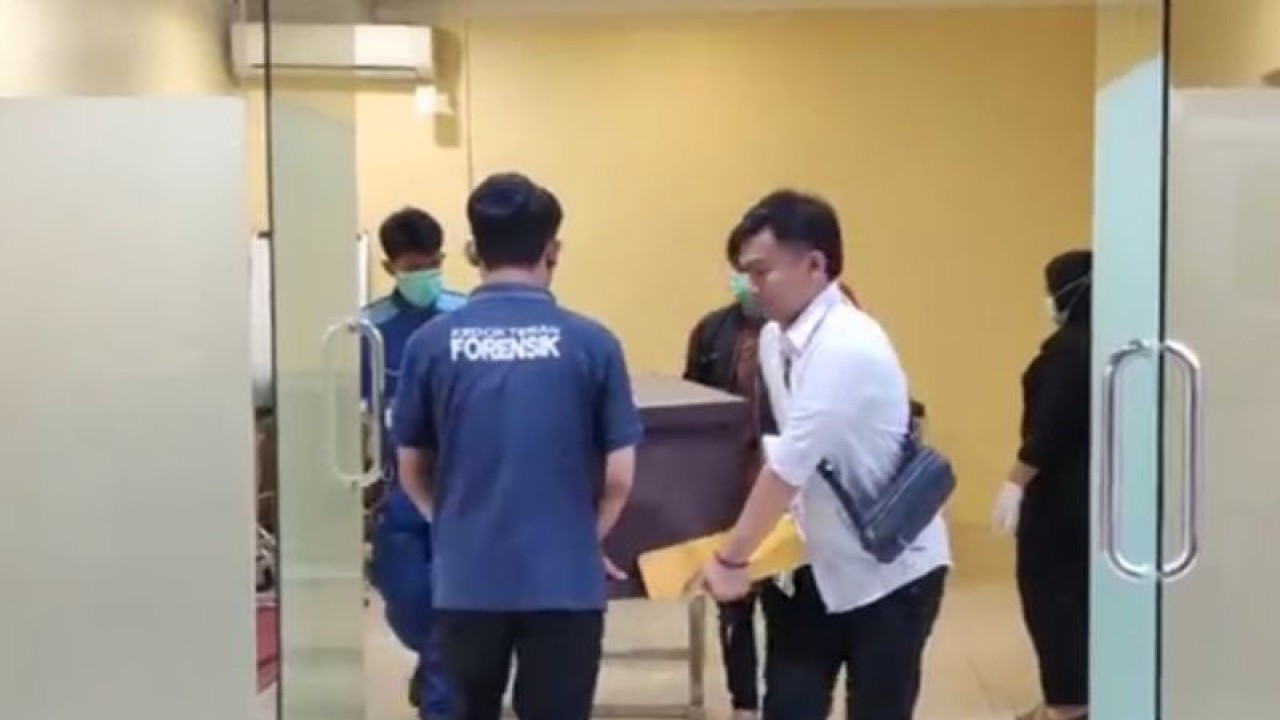 Sejumlah petugas Forensik RS Polri mengangkat jenazah wanita yang ditemukan tewas dalam karung berinisial T (43) di Rumah Sakit Bhayangkara TK I Raden Said Sukanto (RS Polri), Kramat Jati, Jakarta Timur, Senin (29/5/2023). ANTARA/Syaiful Hakim