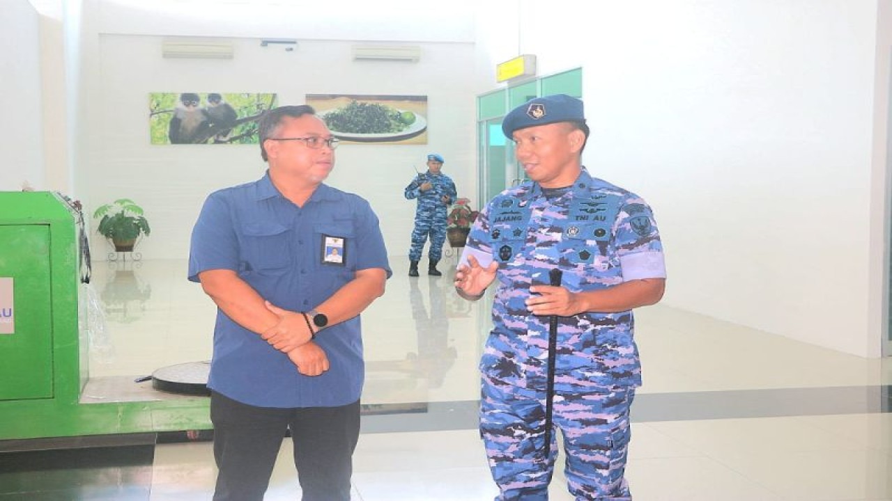 Komandan Lanud RSA Kolonel Pnb Jajang Setiawan (Kanan) di Ranai, Kabupaten Natuna, Provinsi Kepri. ANTARA/Ogen