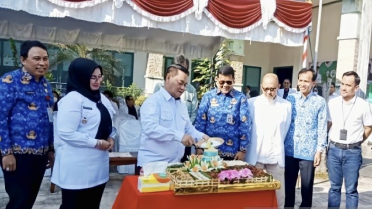 Bupati Halikinnor memotong tumpeng saat syukuran diraihnya Akreditasi Paripurna untuk RSUD dr Murjani Sampit, Rabu (17/5/2023). (ANTARA/Norjani)