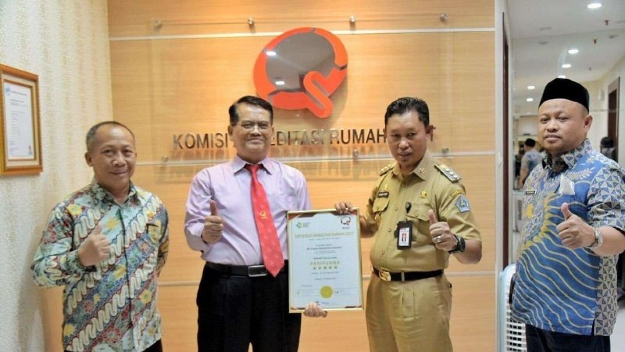 Pj.Walikota Kendari Asmawa Tosepu (kedua kanan) saat menerima penghargaan dari Komisi Akreditasi Rumah Sakit (KARS). (Foto ANTARA-HO Diskominfo Kendari)