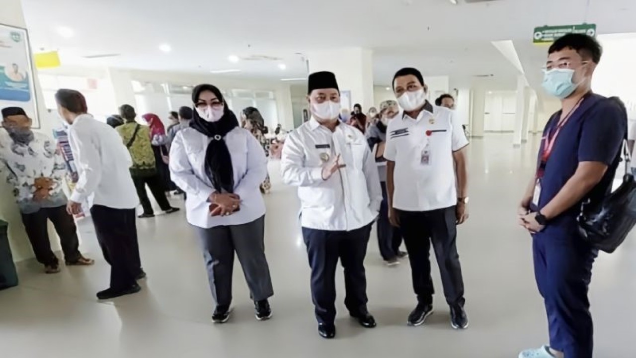 Arsip - Bupati Kotawaringin Timur Halikinnor, Wakil Bupati Irawati dan Sekretaris Daerah Fajrurrahman saat meninjau pelayanan di RSUD dr Murjani Sampit, (26/4/2023). (ANTARA/Norjani)