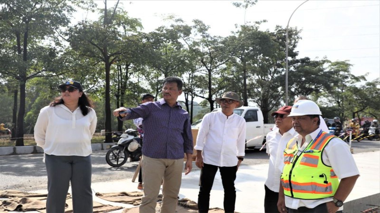 Kepala BP Batam Muhammad Rudi meninjau pembangunan jalan di Batam (ANTARA/HO-Humas BP Batam)