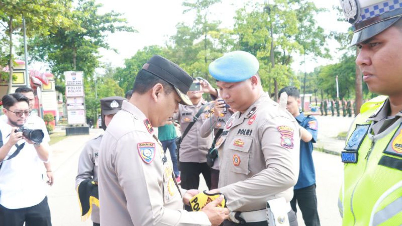 Dirbintibmas Korbinmas Baharkam Polri Brigjen Pol Muhammad Rudy Syarifudin melantik salah satu personel yang menjadi Polisi RW (ANTARA/Yude)