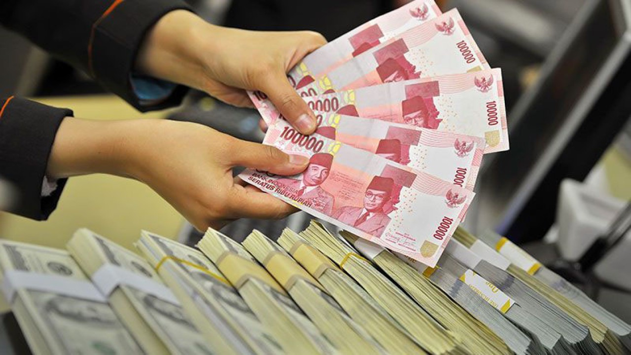 Petugas menunjukkan uang rupiah dan dolar AS di Kantor Pusat BNI, Jakarta. ANTARA FOTO/Yudhi Mahatma/ss/ama.