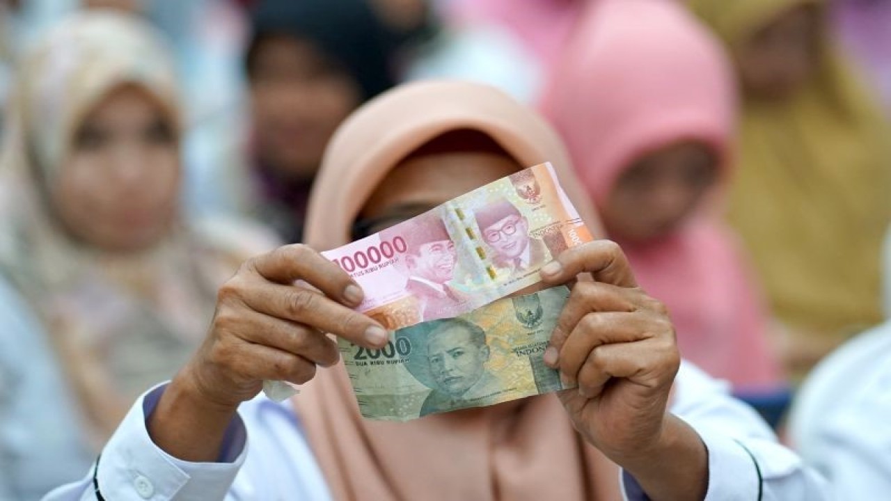 Sejumlah guru mengikuti pelatihan Cinta Bangga Paham (CBP) rupiah di Kantor Perwakilan Bank Indonesia Provinsi Gorontalo di Kota Gorontalo, Gorontalo, Senin (29/5/2023). . ANTARA FOTO/Adiwinata Solihin/aww. (ANTARAFOTO/Adiwinata Solihin)
