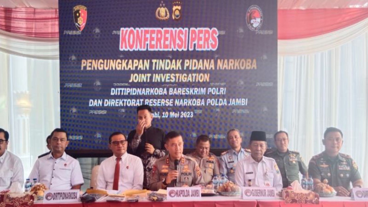 Kapolda Jambi Irjen Pol Rusdi Hartono saat memberikan keterangan pers terkait join investigasi yang berhasil menggagalkan penyeludupan sabu cair 264 kilogram, Rabu (10/5/2023). (ANTARA/Tuyani)