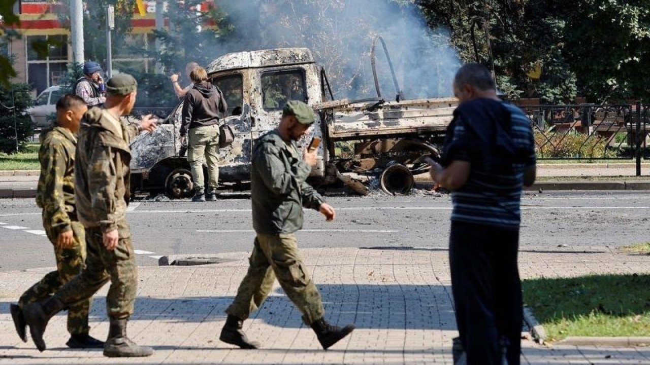 Prajurit berjalan melewati kendaraan yang terbakar seusai penembakan dalam konflik Rusia-Ukraina di Donetsk, Ukraina (17/9/2022). (ANTARA FOTO/ REUTERS/Alexander Ermochenko/aww.)