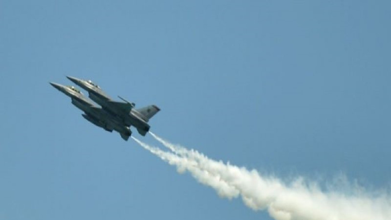 Foto pesawat F-16 - Dua pesawat tempur F-16C fighter milik Angkatan Udara Singapura melakukan atraksi pada Singapore Airshow 2018 di Changi, Singapura, Selasa (6/2/2018). Singapore Airshow 2018 merupakan ajang pameran tahunan terbesar bagi industri penerbangan di kawasan Asia yang diselenggarakan setiap dua tahun sekali dan berlangsung pada 6-11 Februari 2018. (ANTARA/Wahyu Putro A)